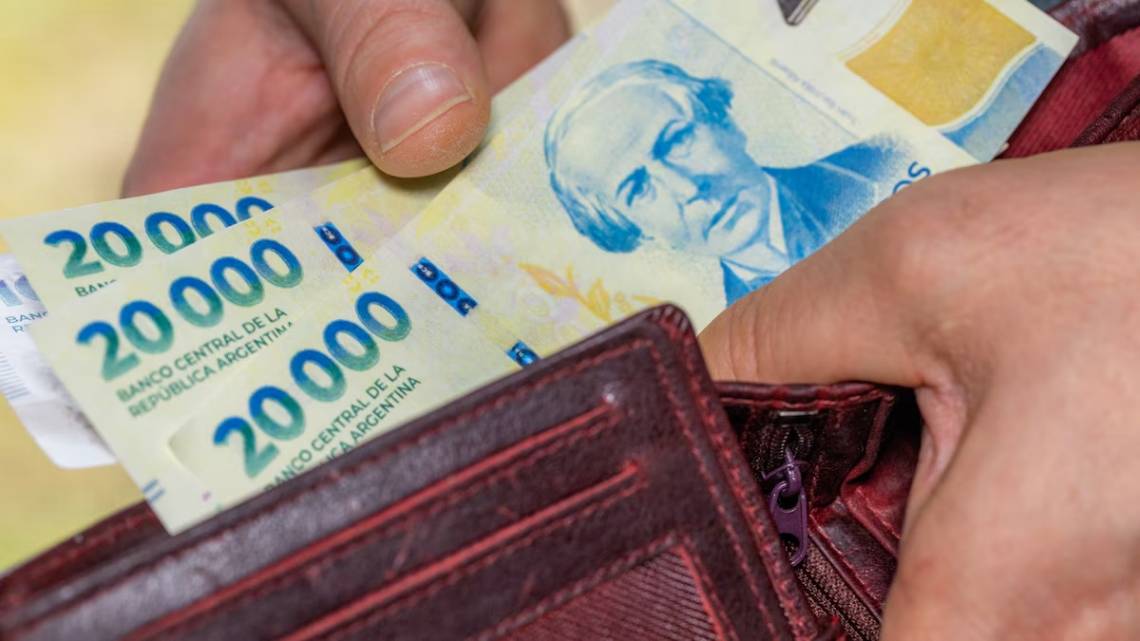 Los salarios crecieron 2,5% en enero pero perdieron contra la inflación.