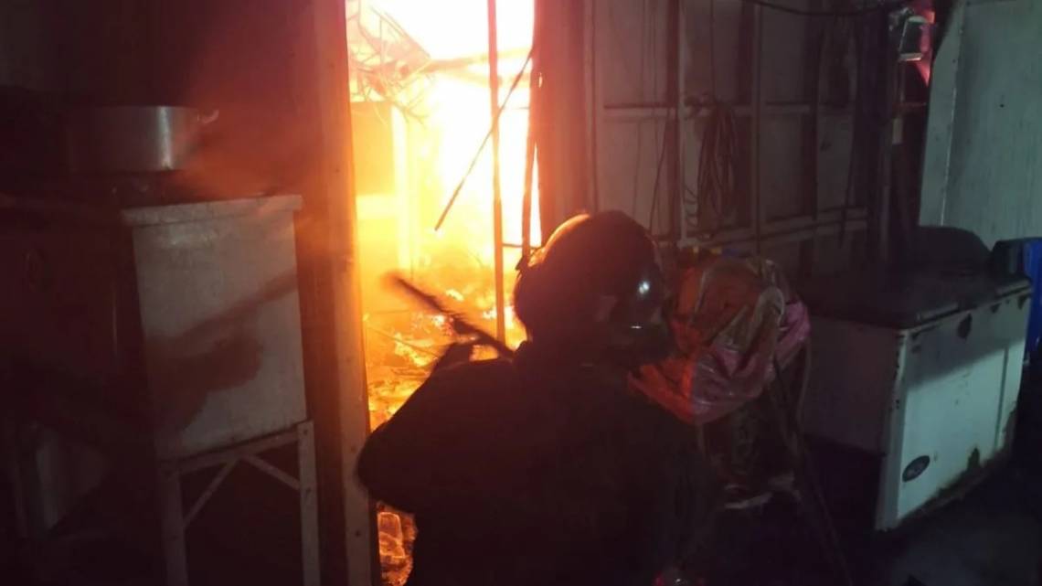 Un feroz incendio en una vivienda de Sauce Viejo se cobró la vida de una mujer de 74 años.