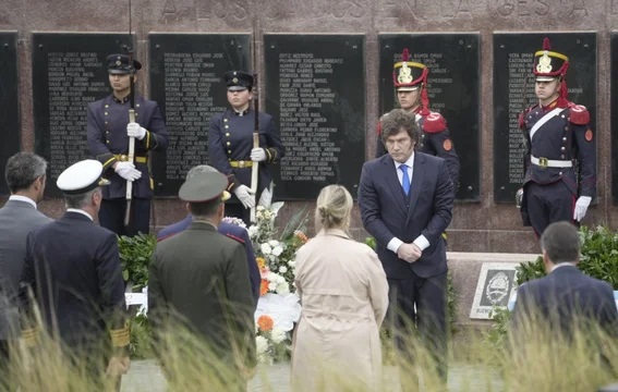 Milei encabezó el acto que se realizó en Buenos Aires por el Día del Veterano y los Caídos en Malvinas.