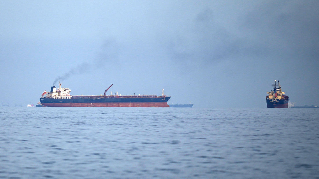 Buques petroleros y de carga se alinean en el estrecho de Ormuz. (Crédito:  Altaf Qadri / AP)