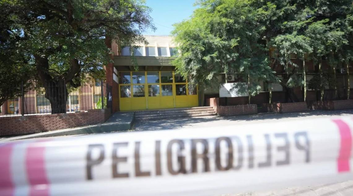 Avanza la investigación por el tiroteo en la Escuela N° 40 de San Cristóbal. (Foto: Aire de Santa Fe)
