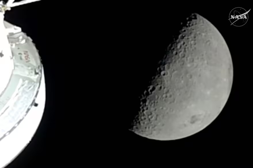 La misión Artemis II sobrevoló la luna y batió el récord de distancia de la Tierra.