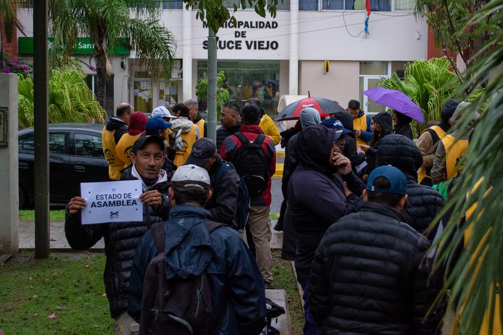 Trabajadores municipales de Sauce Viejo en asamblea y con continuidad de medidas gremiales. (Crédito: Prensa ASOEM)