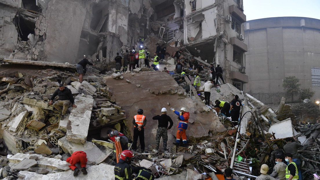 Equipos de rescate operan en Beirut tras el ataque israelí. (Crédito: Houssam Shbaro/Anadolu / Gettyimages.ru)