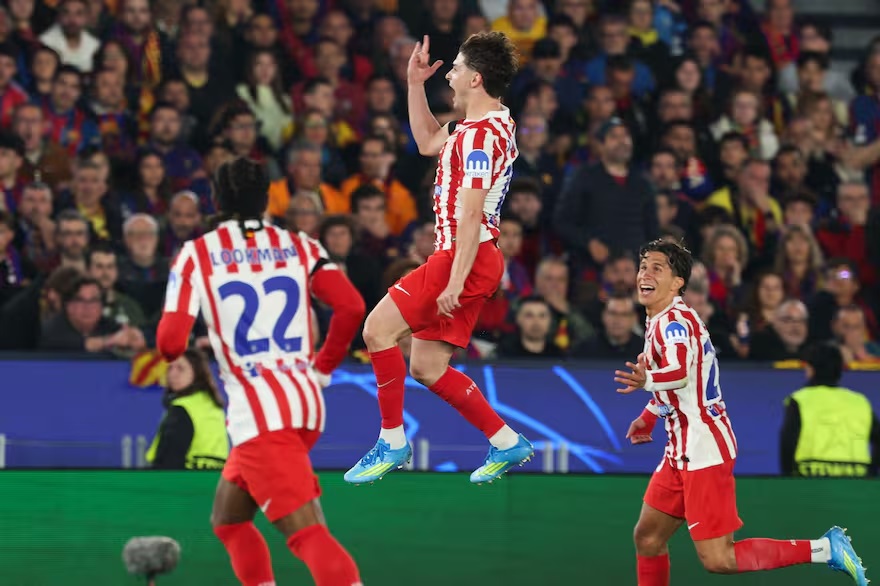 Julián Álvarez celebra el gol que marcó de tiro libre para poner en ventaja a Atlético Madrid.