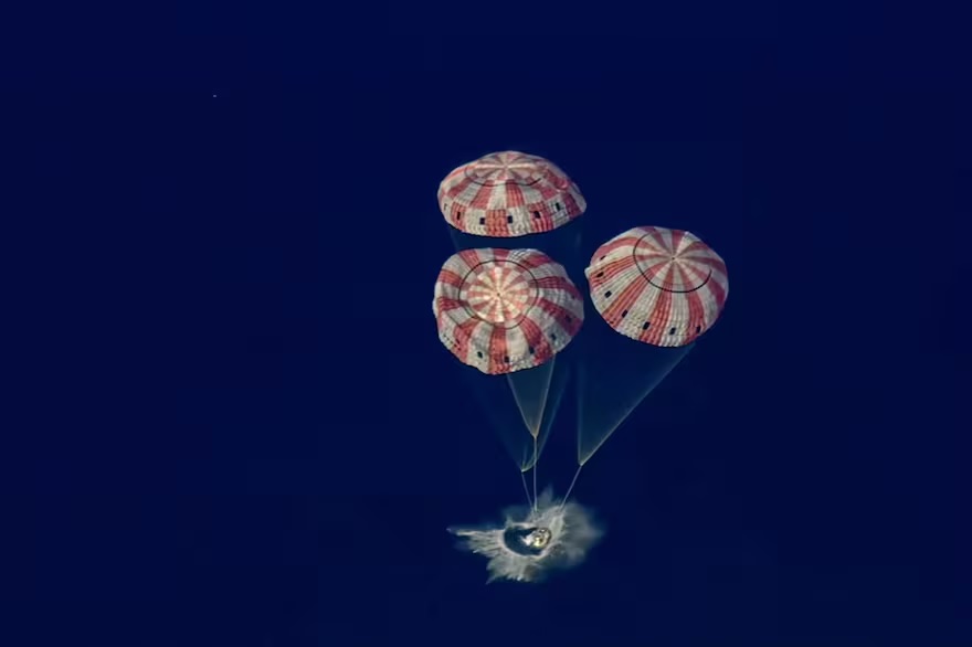 El momento en que la cápsula Orión ameriza en aguas del océano Pacífico fue transmitido en vivo por la NASA.