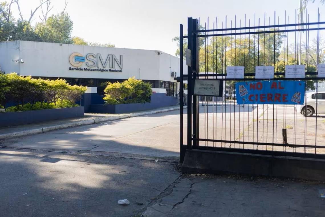 Despidos en el SMN: podrían afectar vuelos en todo el país.