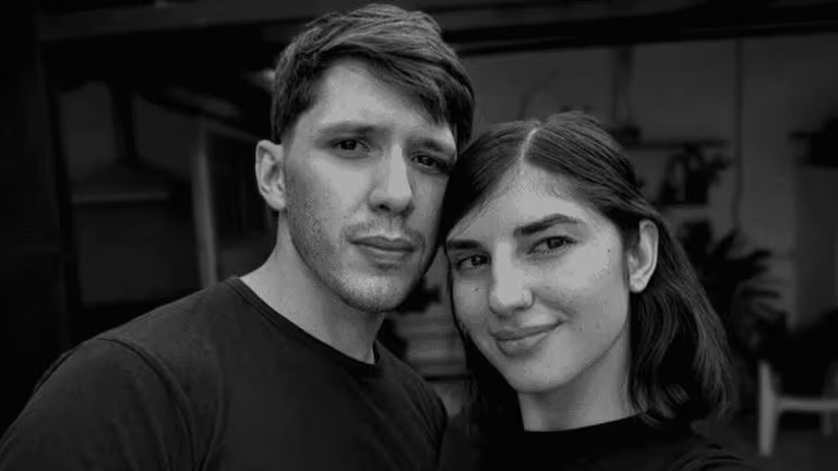 Sophia Civarelli junto a su novio, ambos de 22 años.