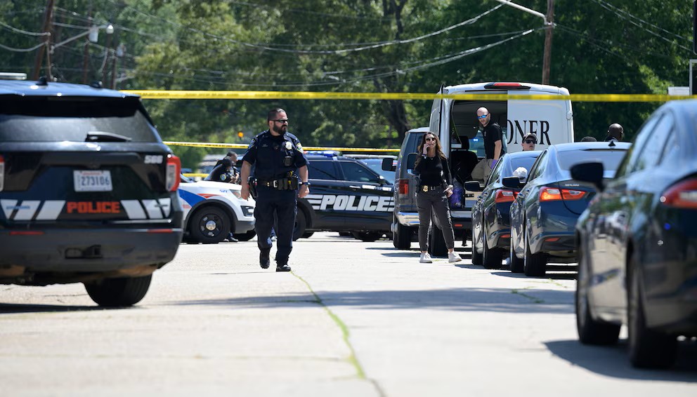 La policía cerca del lugar donde ocurrió un tiroteo masivo en Shreveport, Luisiana, el 19 de abril del 2026. (Jill Pickett/The Times-Picayune/The New Orleans Advocate via AP)