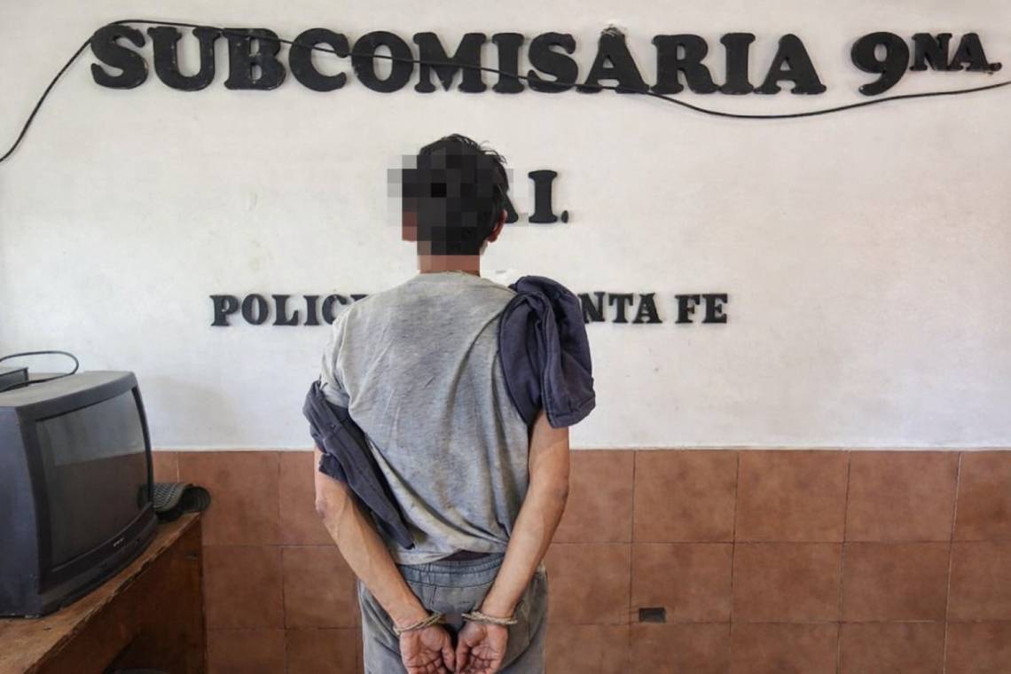 El hombre, al ser trasladado a la Subcomisaría. 