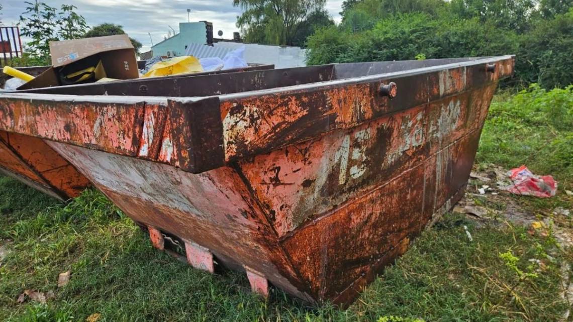 El contenedor robado en Sarmiento y Centenario, por el cual un hombre de 65 fue aprehendido.