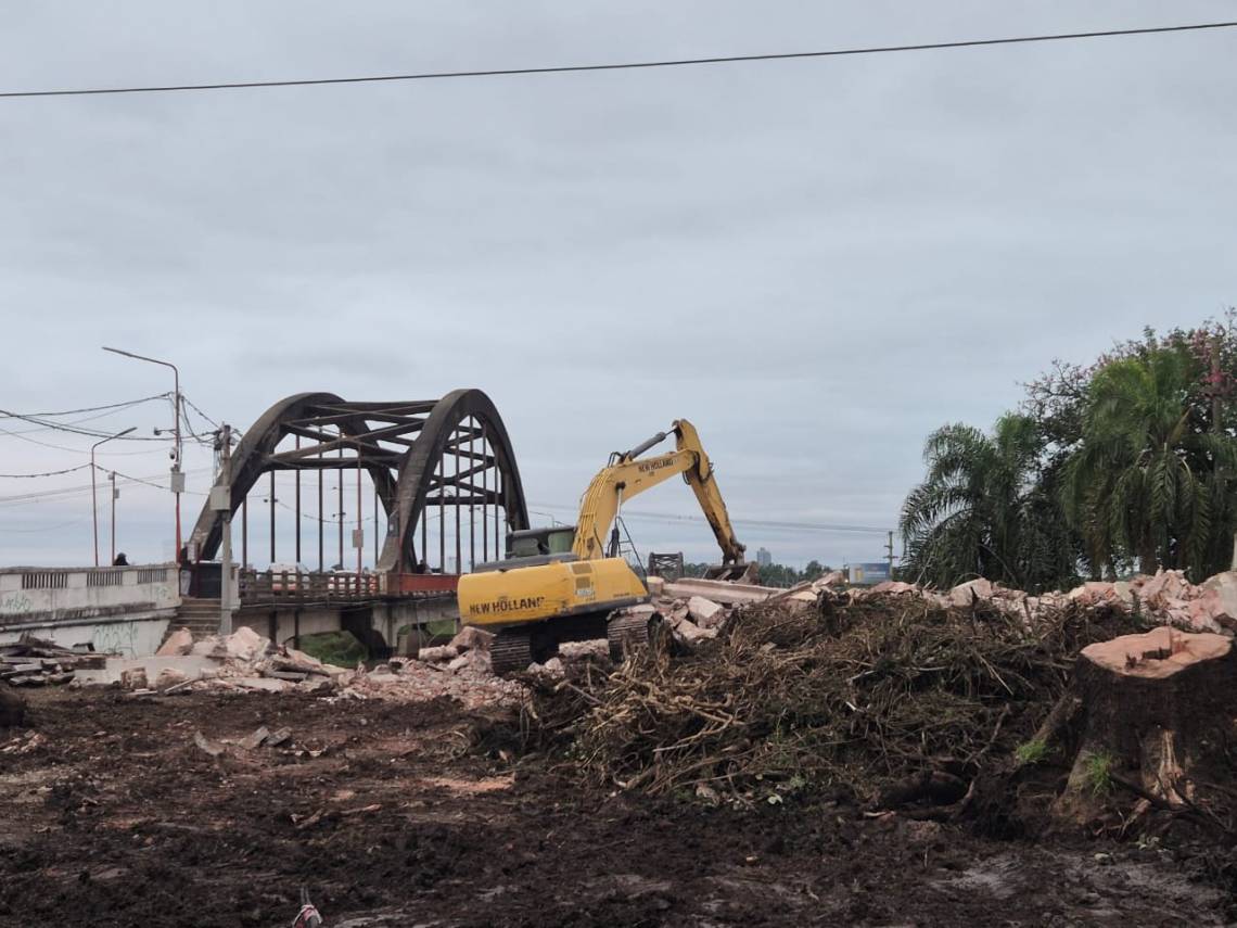 Con la demolición de la casa de 7 de Marzo y Mitre, se dio un paso clave para los trabajos de acceso al nuevo puente desde nuestra ciudad. (Fotos: STD)