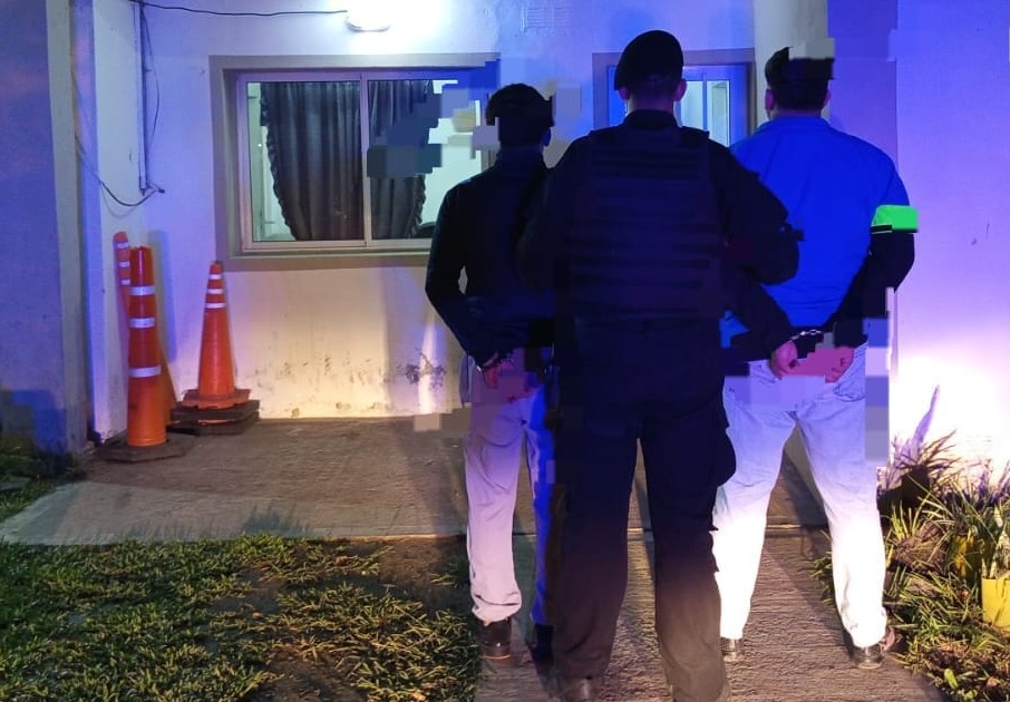 Tres aprehendidos en un operativo policial con secuestro de arma y droga.