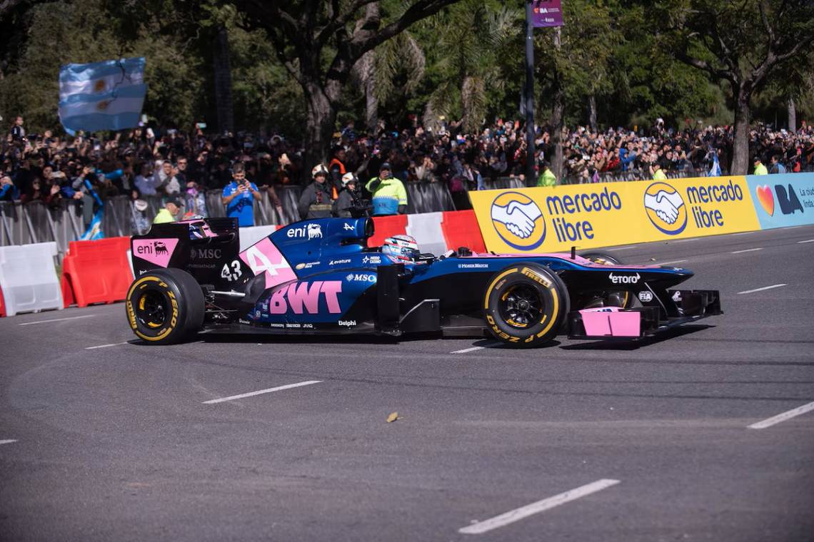 El fenómeno Colapinto: multitudinaria exhibición en las calles de Buenos Aires.