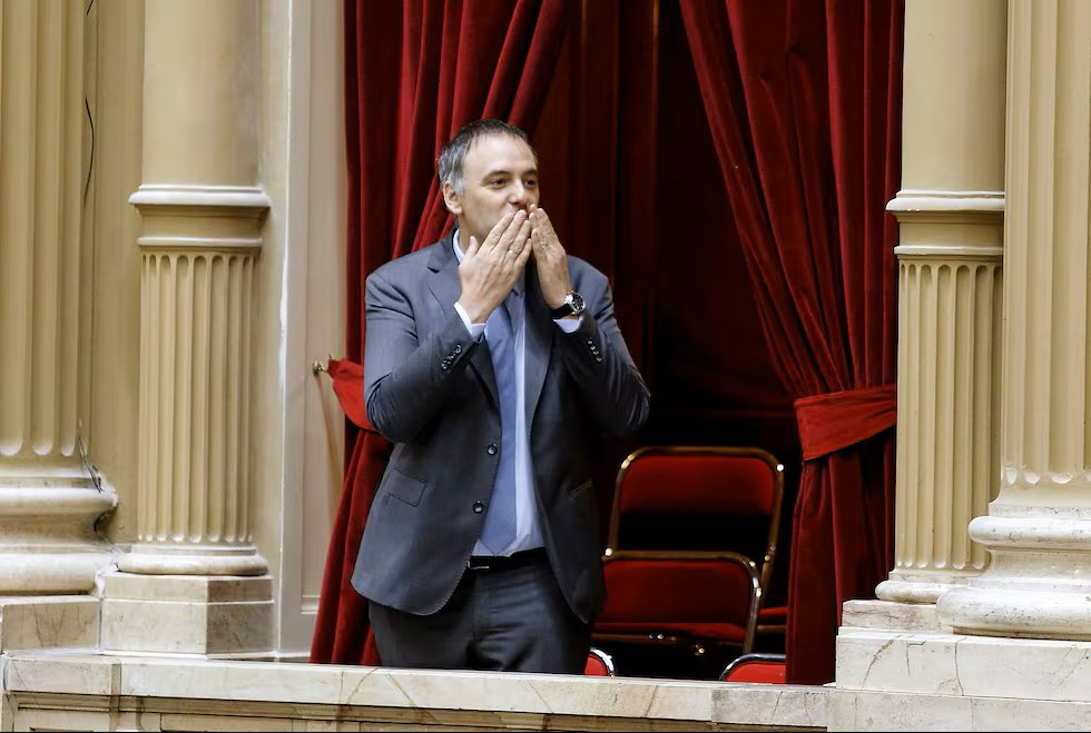 Polémica por los gastos del viaje oficial a EEUU en la antesala de la exposición de Adorni