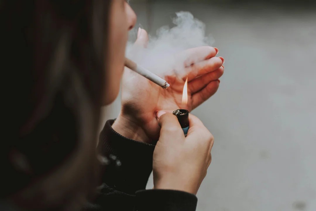 Gran Bretaña promulga ley antitabaco para crear una generación libre de humo.