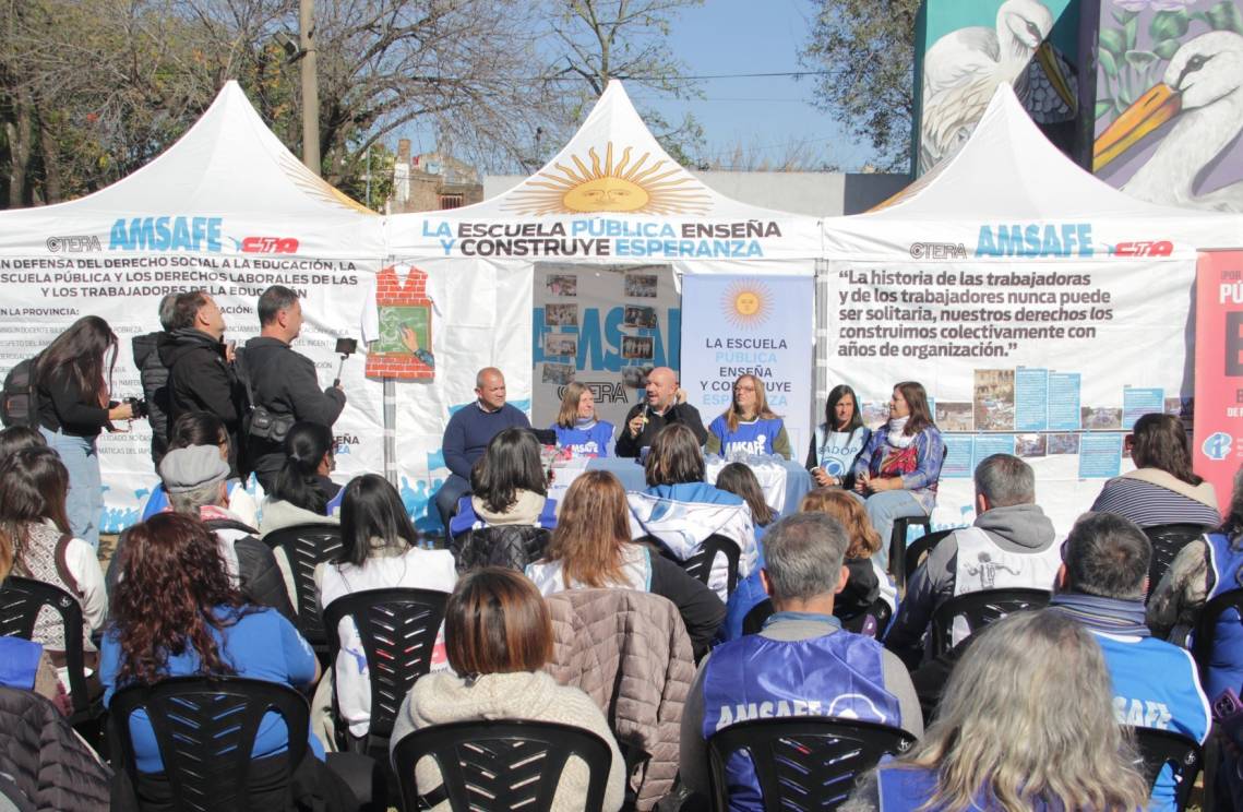 Villa Constitución recibió a la Carpa Blanca docente con actividades, debates y homenajes.
