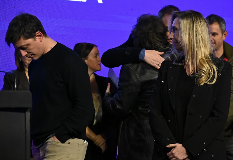 Crece la tensión en el oficialismo, entre los sectores de Santiago Caputo y Karina Milei.