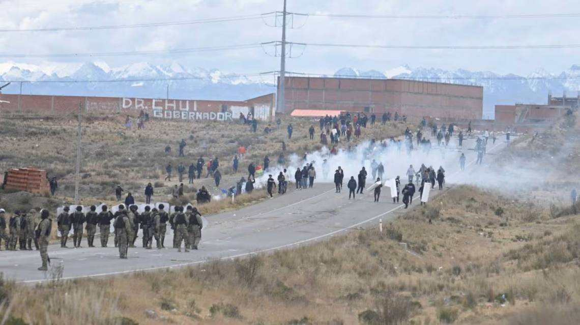 Fuerzas de seguridad reprimen con gases lacrimógenos durante protestas a nivel nacional en Bolivia. (Foto: Reuters - Claudia Morales)