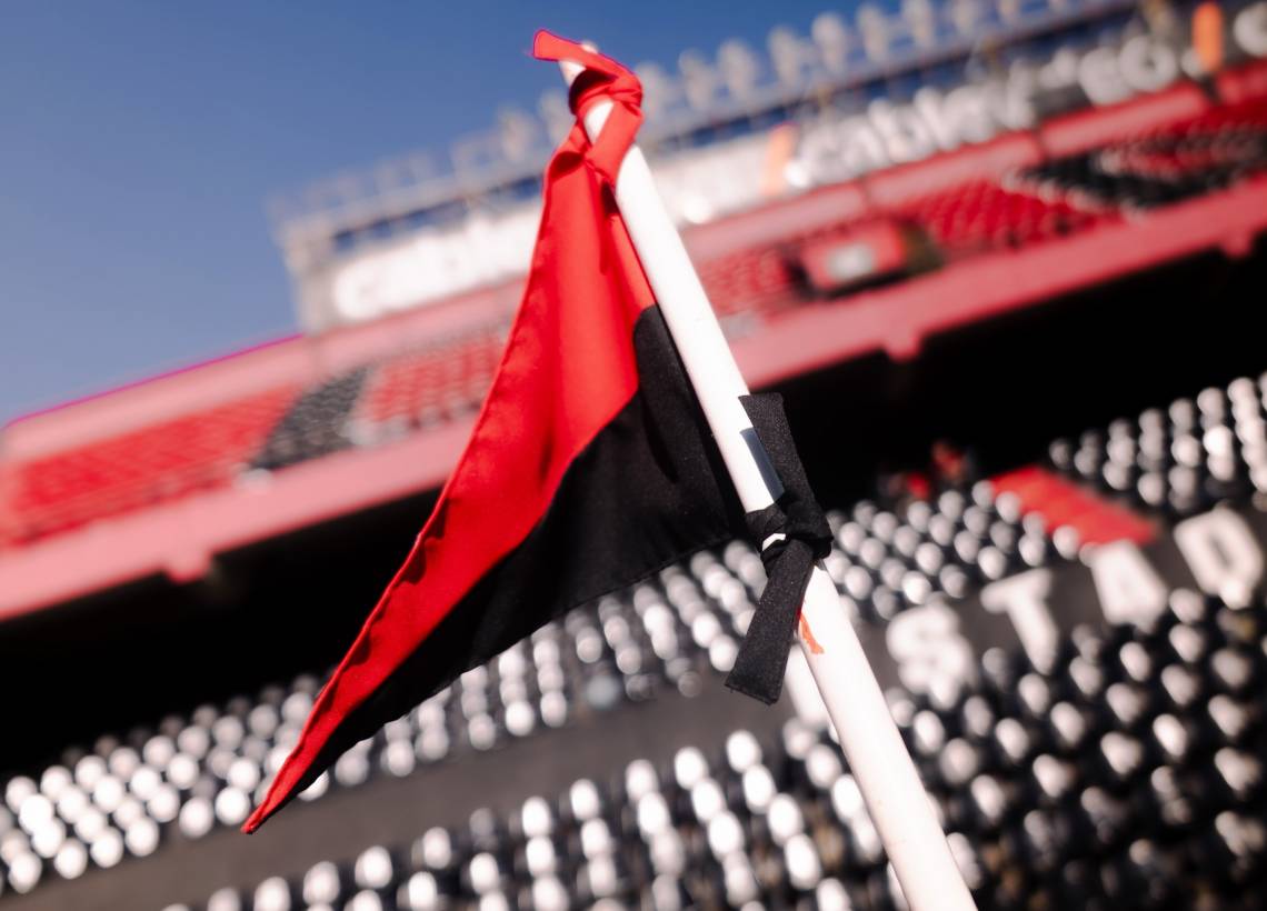 Colón juega ante Mitre en el estadio Brigadier López.