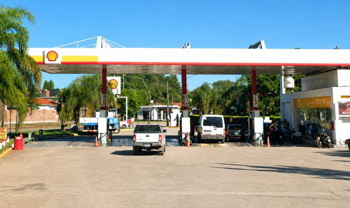 Un delincuente asaltó a un playero de la estación de servicio Shell.