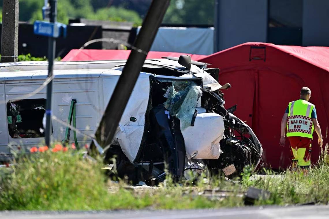 Un tren chocó a un bus escolar en Bélgica y dejó cuatro personas fallecidas.