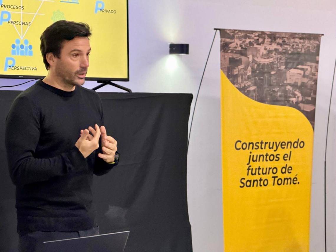 El arquitecto urbanista Álvaro García Resta, durante su exposición. (Foto: MST)