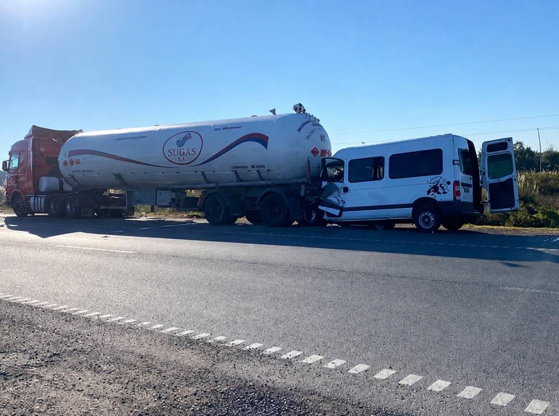 Accidente fatal en la autopista Rosario–Santa Fe: un hombre murió tras impactar contra un camión detenido.