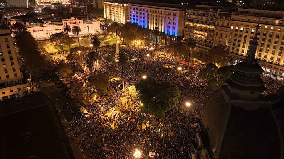 Una multitud despide al Indio Solario en Plaza de Mayo (Crédito: Infobae - Gastón Taylor)