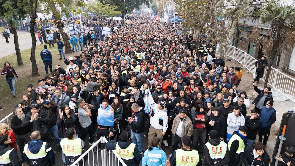 El último adiós al Indio Solari reunió una multitud comparable con las despedidas de Perón y Evita.