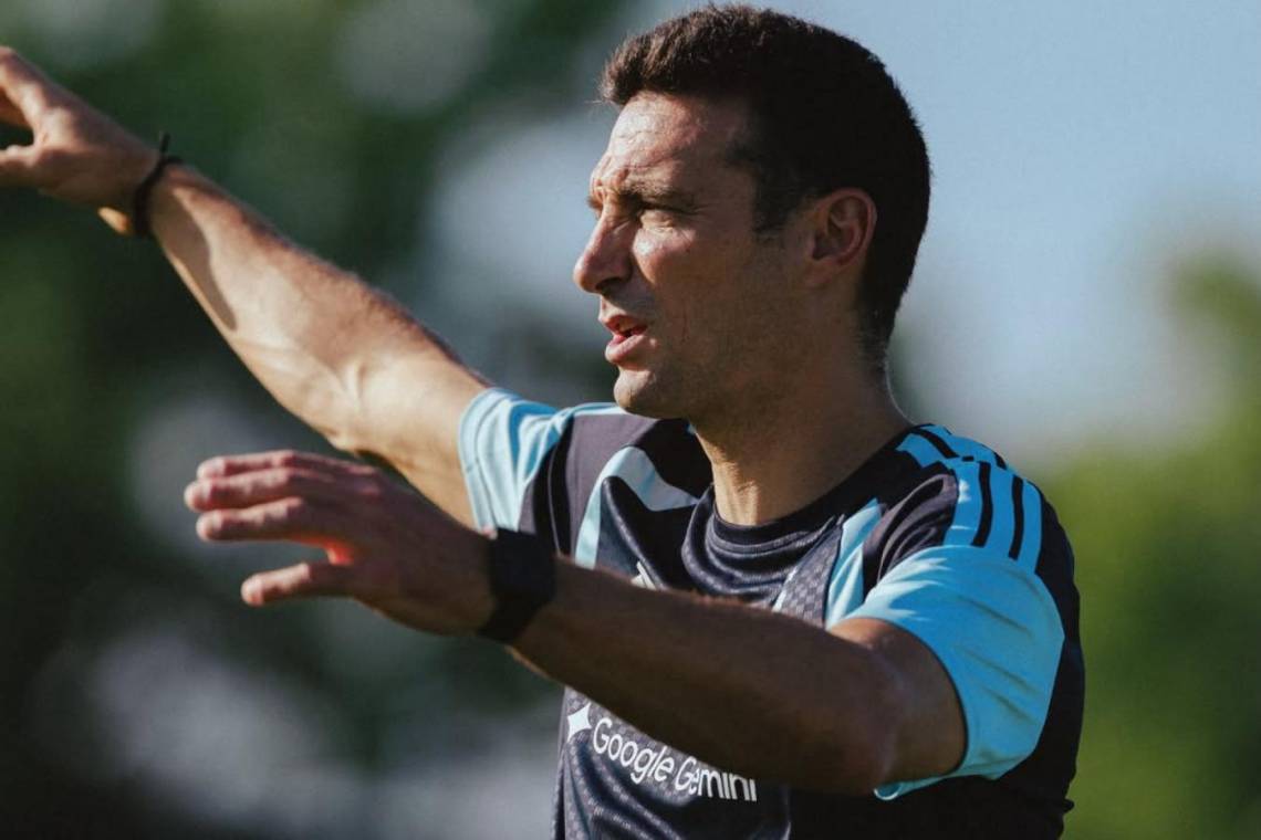 Scaloni evalúa modificar la defensa de la Selección para el estreno mundialista frente a Argelia.