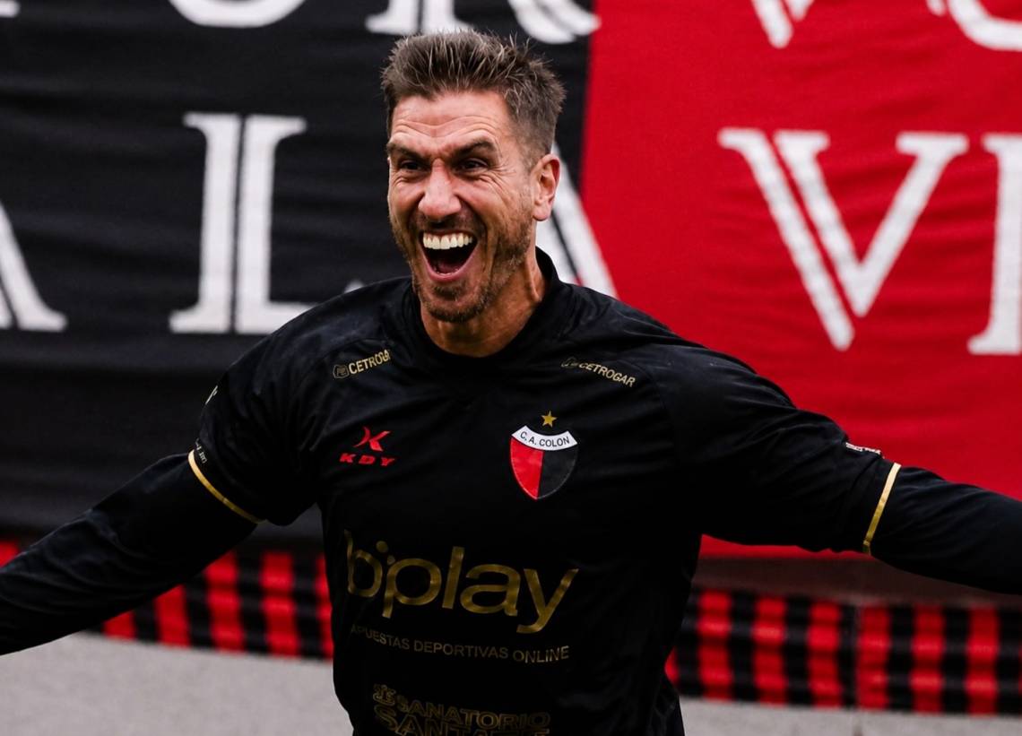 Rasmussen  celebra su gol, el primero del partido. 