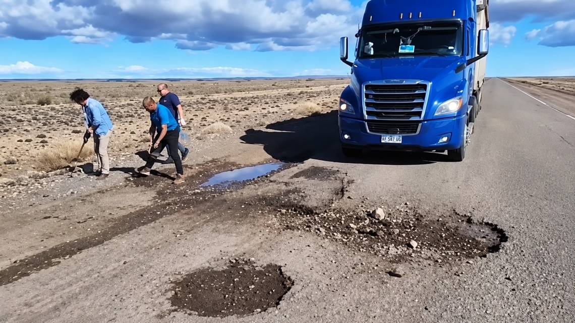 Camioneros tapando baches en la Ruta 40, entre Sarmiento y Gobernador Costa, provincia de Chubut.