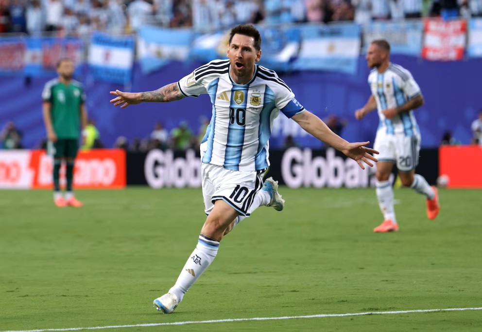 Argentina arrancó la defensa del título con una goleada y un triplete de Messi
