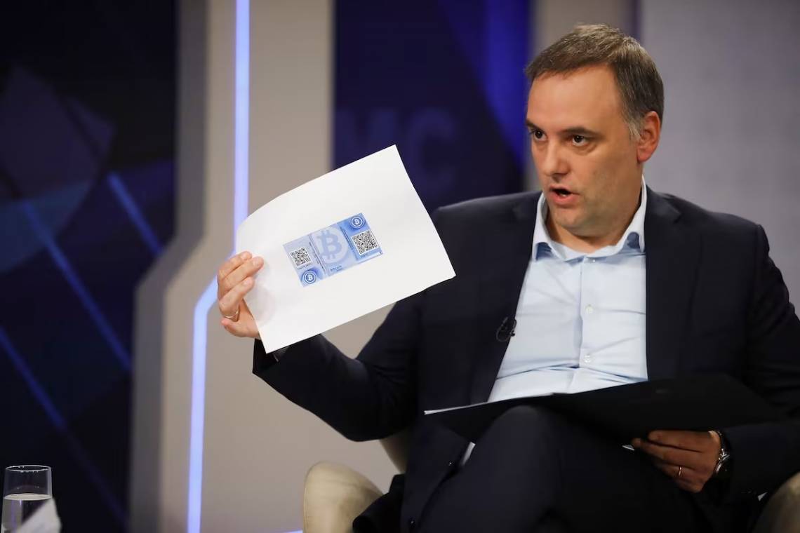 El fiscal pone la lupa en las explicaciones públicas que dio Adorni respecto a sus inversiones cripto.