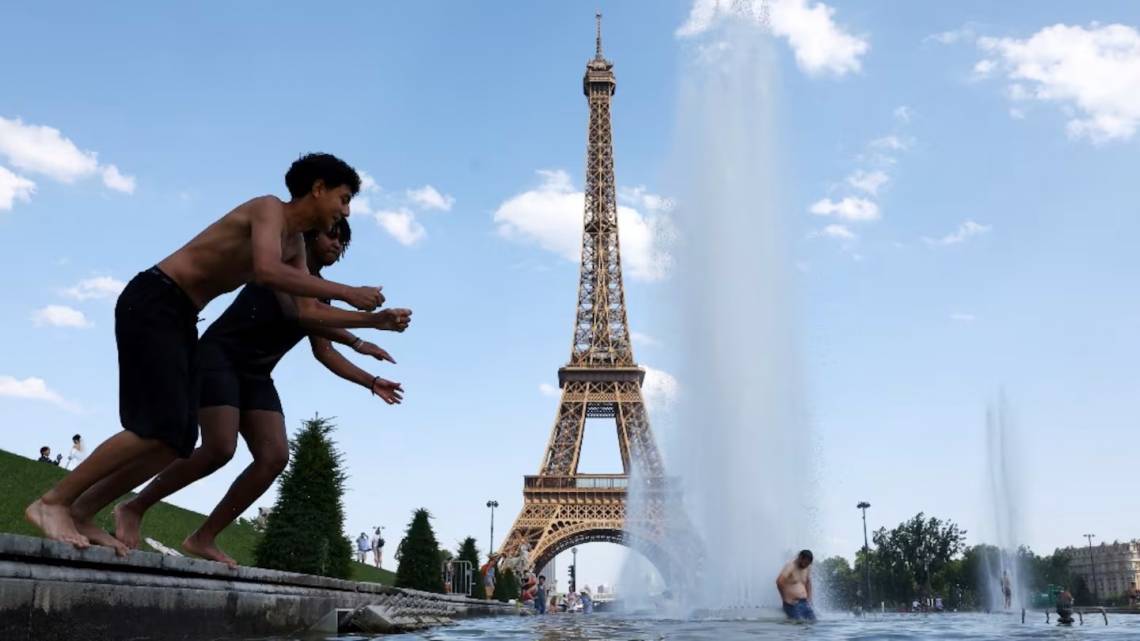 Francia enfrenta temperaturas de hasta 44°C y reporta 40 muertes por ahogamiento.
