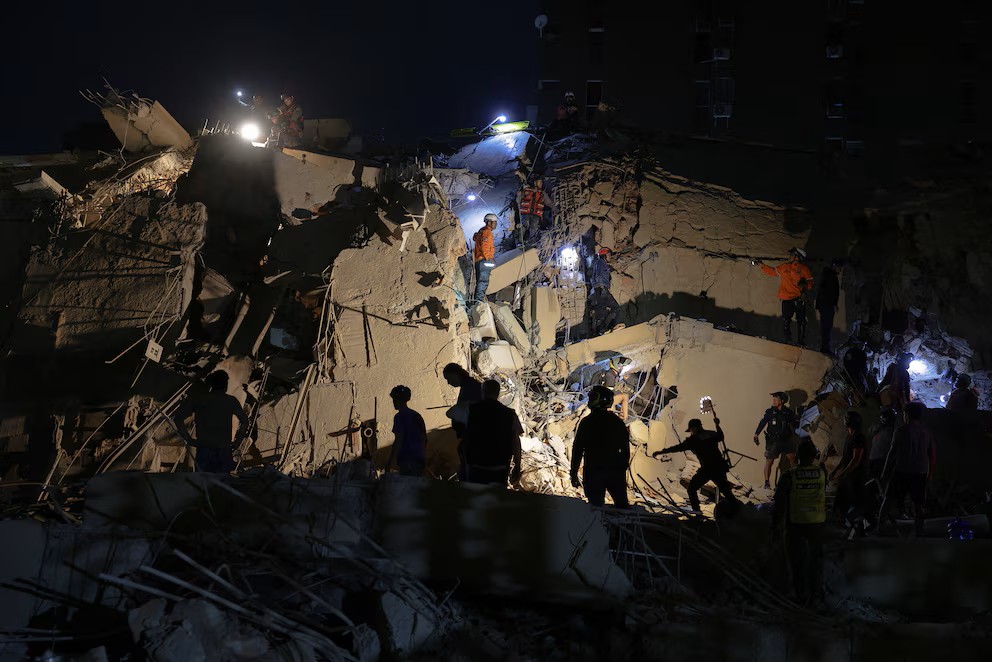 Los servicios de emergencia trabajan en el lugar donde se ha derrumbado un edificio tras un terremoto, en Caracas. (Crédito: REUTERS/Gaby Oraa)