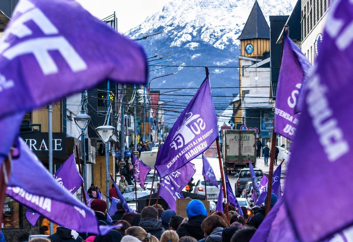 La movilización en Tierra del Fuego fue una de las expresiones del conflicto docente que atraviesa distintas provincias patagónicas. (Crédito: @SUTEFPRENSA)