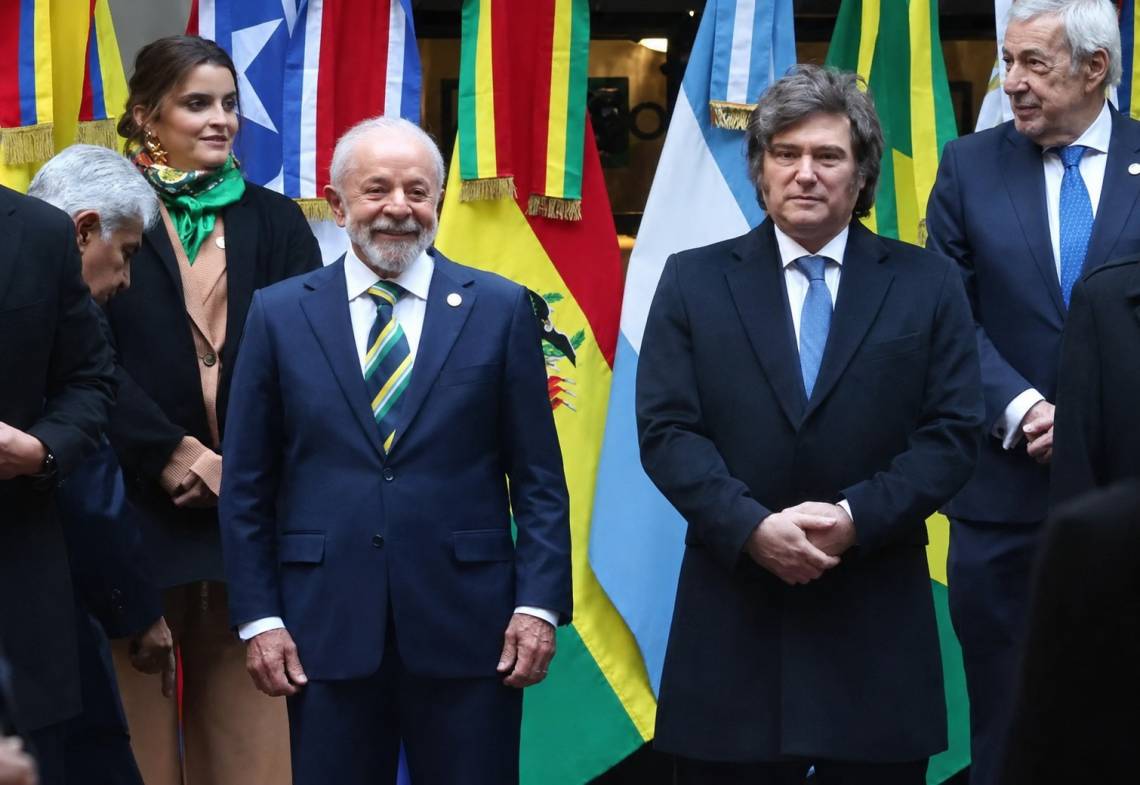 Milei llega a la cumbre del Mercosur en medio de tensiones con Brasil, Venezuela y un frente interno abierto en la Casa Rosada.