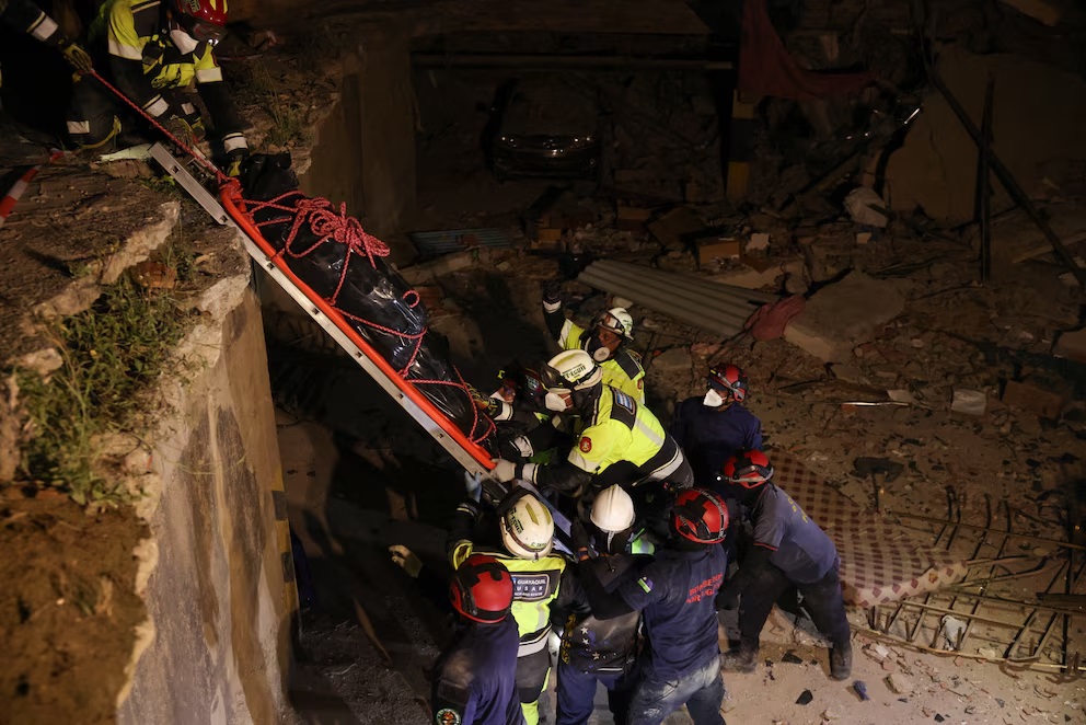 Bomberos de Ecuador y Portugal recuperan el cuerpo de una víctima entre los escombros de un edificio colapsado en La Guaira tras los terremotos. (Crédito: REUTERS)