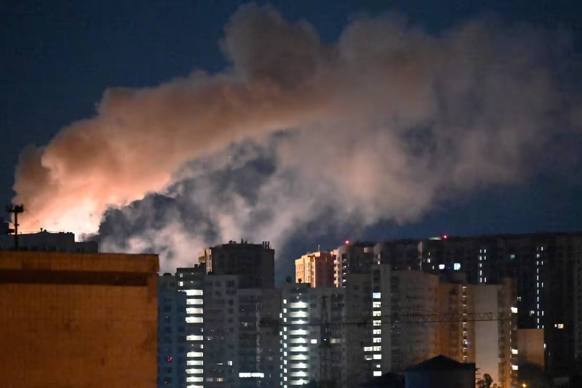 Columnas de humo sobre Kiev tras los ataques rusos. ((Crédito: SERGEI SUPINSKY - AFP)