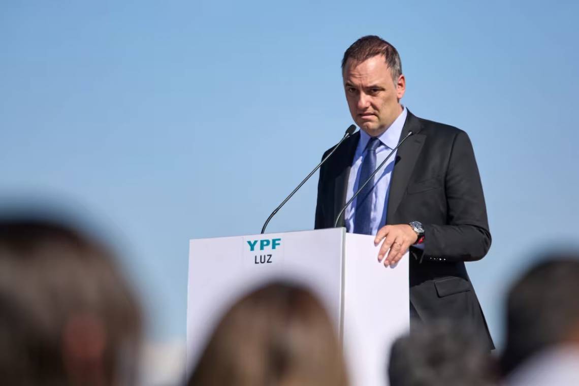 Adorni renunció al directorio de YPF luego de dejar el cargo como jefe de Gabinete.