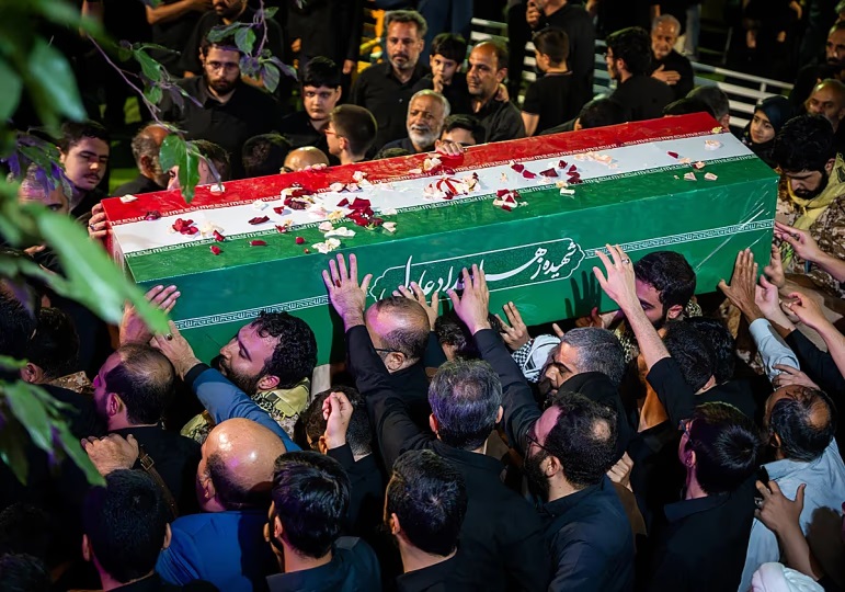 Comenzaron los funerales de Estado de Alí Jamenei con una multitudinaria convocatoria en Irán. (Foto: NA)