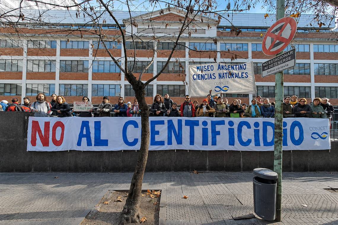 Protesta de cientificos del CONICET en defensa de su trabajo. 