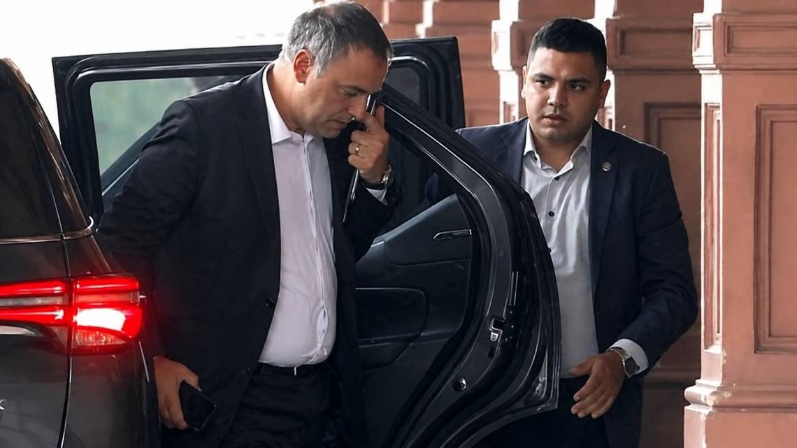 Pese a su renuncia, Manuel Adorni mantendrá la custodia de la Policía Federal