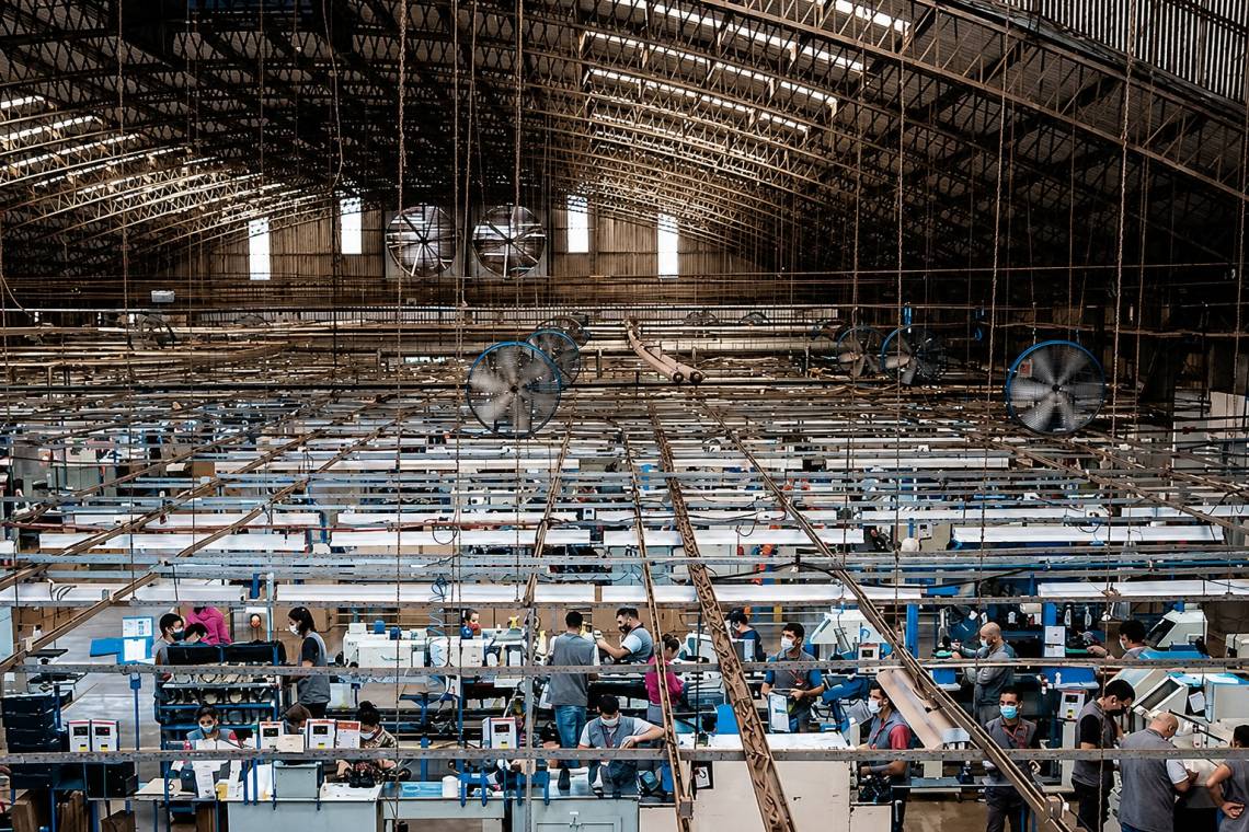El fabricante de Nike y Adidas deja de producir en el país y despide a 150 empleados