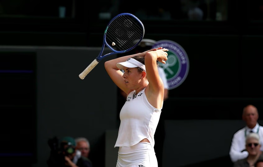 Noskova se coronó en Wimbledon y celebra el primer Grand Slam de su carrera. 