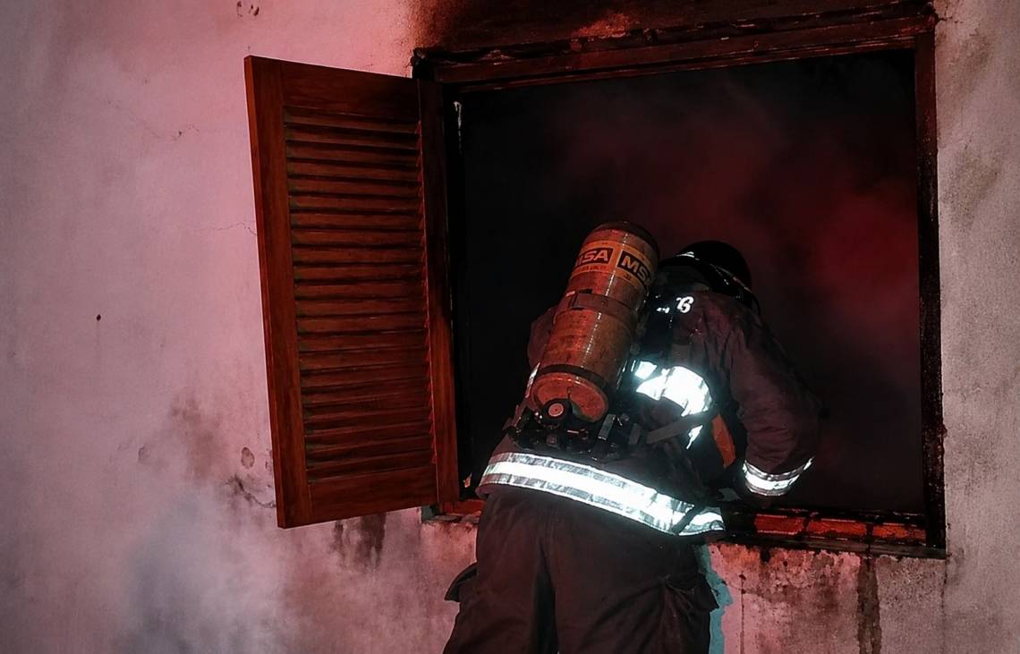 Bomberos sofocaron un incendio que destruyó un dormitorio en una vivienda.