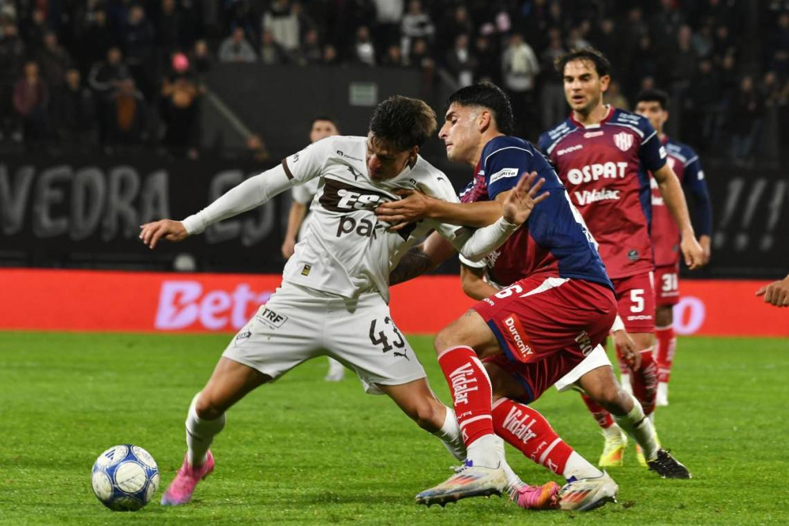 En un cambiante juego en el dominio del marcador, el Calamar y el Tatengue sumaron un punto en su debut en el certamen.