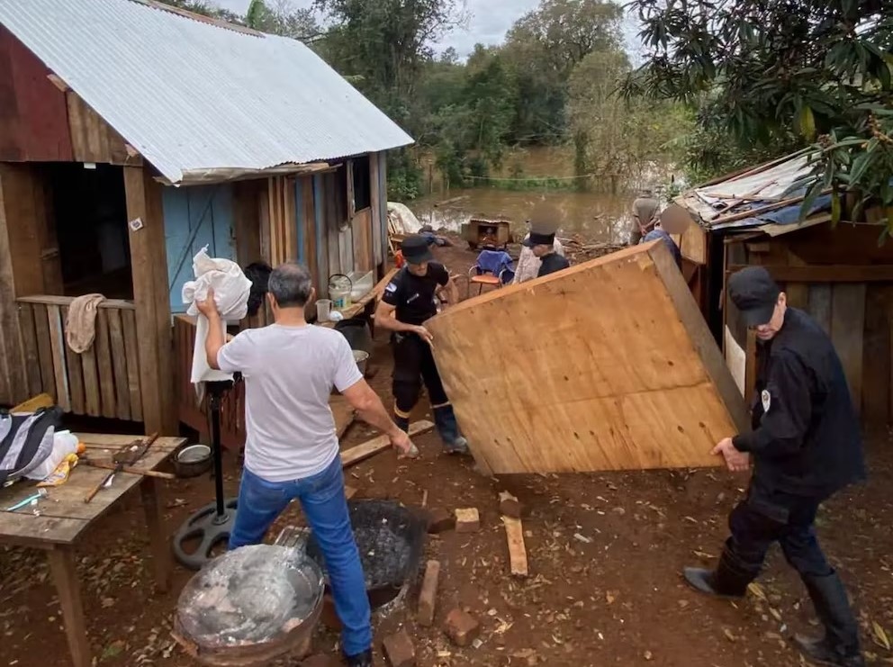 Familias debieron ser evacuadas en Misiones por la crecida del Río Uruguay.